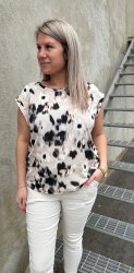 Vilja LOW-403- Topp - Sand Graphic - Nyhet