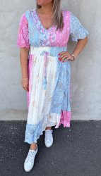 Yasmin - Klänning -  Mönster -Blå/Rosa - Nyhet