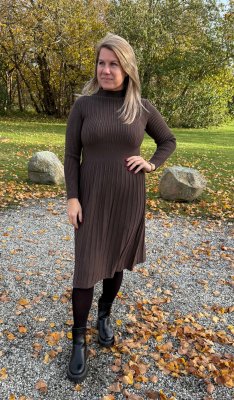 Lanna - Stickad Klänning   - Choco  - Nyhet