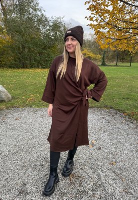 Minna - Klänning med knyt - Choco - Nyhet