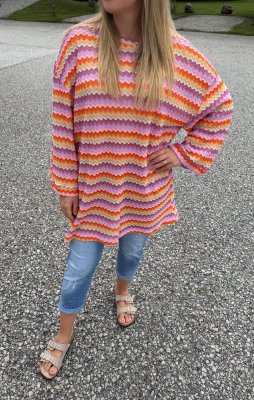 Mirjam  -Längre tröja  - Sicksack - Rosa/Orange - Nyhet