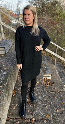 Carin - Stickad klänning - Svart- Nyhet