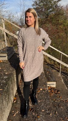 Carin - Stickad klänning - Taupe- Nyhet