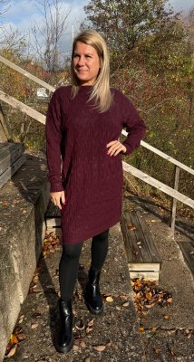 Carin - Stickad klänning - Wine- Nyhet